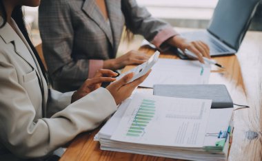 Ofisteki iş hakkında yaratıcı ekip tartışması, küçük işyeri takım çalışması planlama iş stratejisi, ofis hayatı