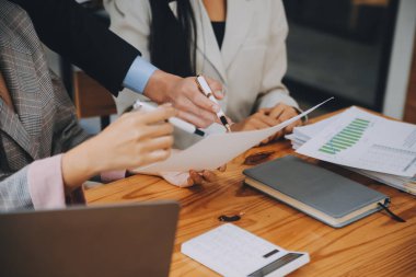 Ofisteki iş hakkında yaratıcı ekip tartışması, küçük işyeri takım çalışması planlama iş stratejisi, ofis hayatı