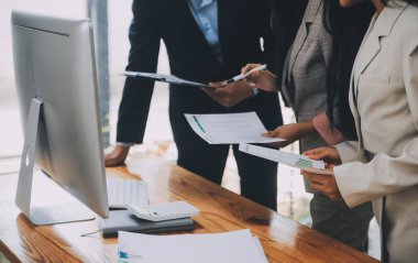 Ofisteki iş hakkında yaratıcı ekip tartışması, küçük işyeri takım çalışması planlama iş stratejisi, ofis hayatı