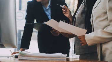 Ofisteki iş hakkında yaratıcı ekip tartışması, küçük işyeri takım çalışması planlama iş stratejisi, ofis hayatı