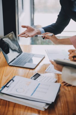 Ofisteki iş hakkında yaratıcı ekip tartışması, küçük işyeri takım çalışması planlama iş stratejisi, ofis hayatı