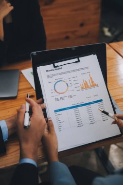 Ofisteki iş hakkında yaratıcı ekip tartışması, küçük işyeri takım çalışması planlama iş stratejisi, ofis hayatı