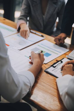 İş ekibi ile yeni başlangıç planı ve tartışma için proje bilgilerini dizüstü bilgisayar ve dijital tablet ile mali strateji bir modern iş salonda çalışıyor.