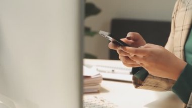 Arka planda akıllı telefonu olan iş kadını, kapat.