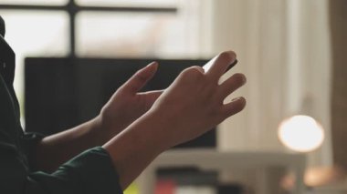 Arka planda akıllı telefonu olan iş kadını, kapat.