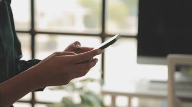 Arka planda akıllı telefonu olan iş kadını, kapat.