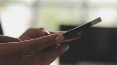 Arka planda akıllı telefonu olan iş kadını, kapat.