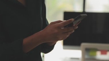 Arka planda akıllı telefonu olan iş kadını, kapat.
