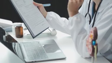 Hastane ofisinde çalışan doktor, tıbbi teknoloji ve sağlık hizmetleri.