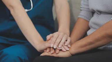 Doktor, hasta ve yardım eden eller, empati ve iletişim, rahatlık ve kanser nezaketle sonuçlanır. 