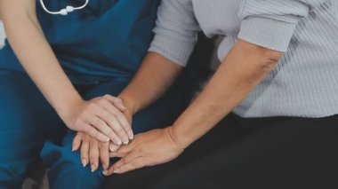 Doktor, hasta ve yardım eden eller, empati ve iletişim, rahatlık ve kanser nezaketle sonuçlanır. 