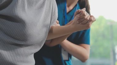 Doktor ve hemşire hastayı tutuyor.