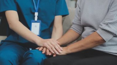 Doktor, hasta ve yardım eden eller, empati ve iletişim, rahatlık ve kanser nezaketle sonuçlanır. 