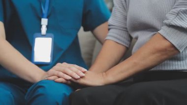 Doktor, hasta ve yardım eden eller, empati ve iletişim, rahatlık ve kanser nezaketle sonuçlanır. 