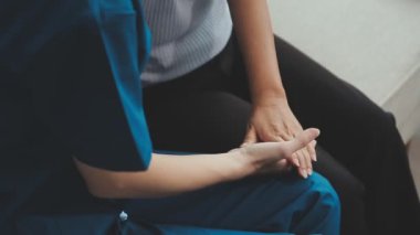 Doktor, hasta ve yardım eden eller, empati ve iletişim, rahatlık ve kanser nezaketle sonuçlanır. 