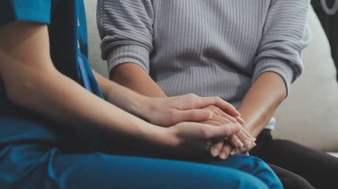 Doktor, hasta ve yardım eden eller, empati ve iletişim, rahatlık ve kanser nezaketle sonuçlanır. 