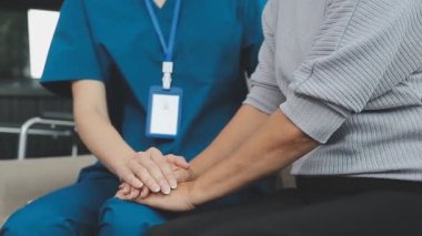 Doktor, hasta ve yardım eden eller, empati ve iletişim, rahatlık ve kanser nezaketle sonuçlanır. 