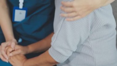 Doktor, hasta ve yardım eden eller, empati ve iletişim, rahatlık ve kanser nezaketle sonuçlanır. 