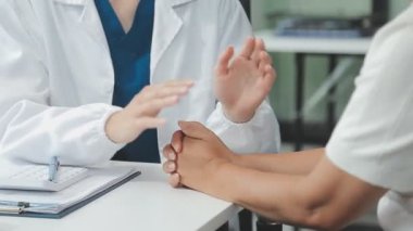 Doktor, hasta ve yardım eden eller, empati ve iletişim, rahatlık ve kanser nezaketle sonuçlanır. 