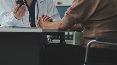 Yakın çekim - erkek doktor elleri steteskop ile