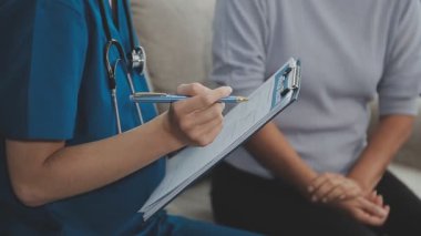 Tıbbi raporu olan doktor ve hastanede yatan hasta.