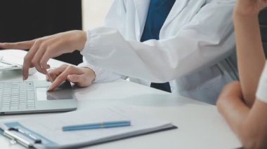 Doktor tıbbi geçmişi ve hastane sağlık hizmeti konseptiyle bilgisayar üzerinde çalışıyor..