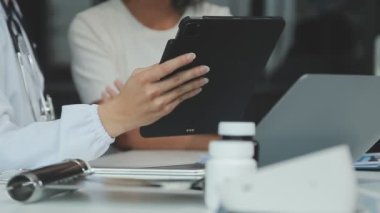 Doktor arka planda hastaya ilaç veriyor, kapatın.