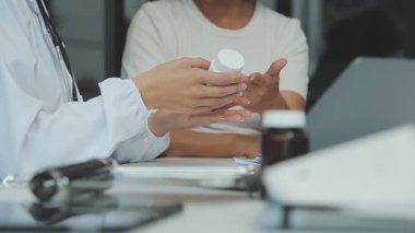 Doktor arka planda hastaya ilaç veriyor, kapatın.