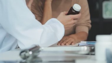 Doktor arka planda hastaya ilaç veriyor, kapatın.