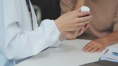 Doktor arka planda hastaya ilaç veriyor, kapatın.