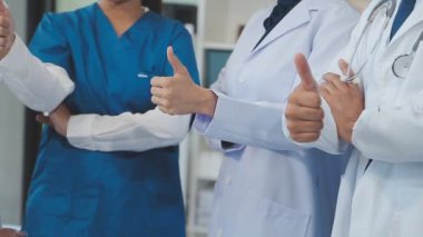 Doktorlar ofiste duruyor, takım çalışması konsepti.