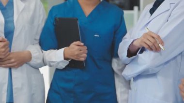 Bir grup doktor modern hastanede tıbbi bir planı tartışıyor..