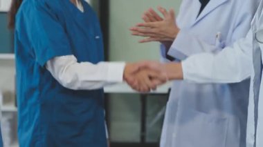 Doktor üniformalı.