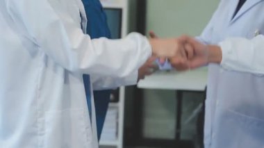 Hastanede doktor ve tokalaşma