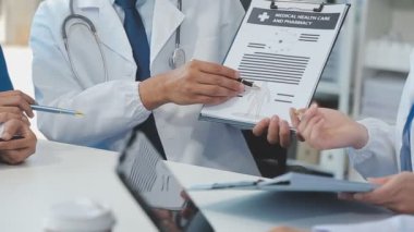 Hastane ofisinde çalışan tıp doktoru.