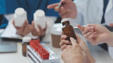 Hastanede çalışan tıp ve tıp ekibiyle birlikte doktorların ellerini kapatın.