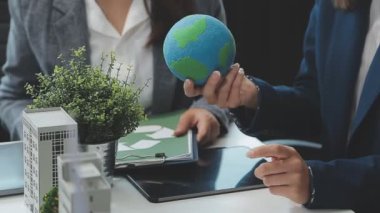 Yeşil bir şirketten iş profesyonelleri, çevre dostu ve yenilenebilir enerji çözümleri için pazarlama yaklaşımlarını tartışmak üzere bir araya geldiler.