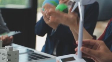 Yeşil bir şirketten iş profesyonelleri, çevre dostu ve yenilenebilir enerji çözümleri için pazarlama yaklaşımlarını tartışmak üzere bir araya geldiler.