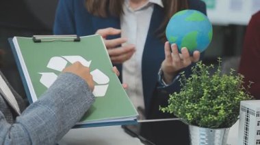 Yeşil bir şirketten iş profesyonelleri, çevre dostu ve yenilenebilir enerji çözümleri için pazarlama yaklaşımlarını tartışmak üzere bir araya geldiler.