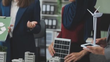 Yeşil bir şirketten iş profesyonelleri, çevre dostu ve yenilenebilir enerji çözümleri için pazarlama yaklaşımlarını tartışmak üzere bir araya geldiler.