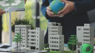 Yeşil bir şirketten iş profesyonelleri, çevre dostu ve yenilenebilir enerji çözümleri için pazarlama yaklaşımlarını tartışmak üzere bir araya geldiler.