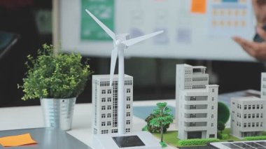 Yeşil bir şirketten iş profesyonelleri, çevre dostu ve yenilenebilir enerji çözümleri için pazarlama yaklaşımlarını tartışmak üzere bir araya geldiler.