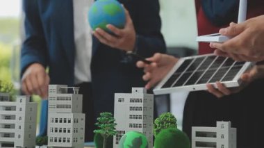 Yeşil bir şirketten iş profesyonelleri, çevre dostu ve yenilenebilir enerji çözümleri için pazarlama yaklaşımlarını tartışmak üzere bir araya geldiler.