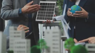 Yeşil bir şirketten iş profesyonelleri, çevre dostu ve yenilenebilir enerji çözümleri için pazarlama yaklaşımlarını tartışmak üzere bir araya geldiler.