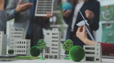 Yeşil bir şirketten iş profesyonelleri, çevre dostu ve yenilenebilir enerji çözümleri için pazarlama yaklaşımlarını tartışmak üzere bir araya geldiler.