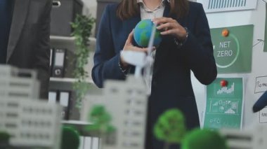 Yeşil bir şirketten iş profesyonelleri, çevre dostu ve yenilenebilir enerji çözümleri için pazarlama yaklaşımlarını tartışmak üzere bir araya geldiler.