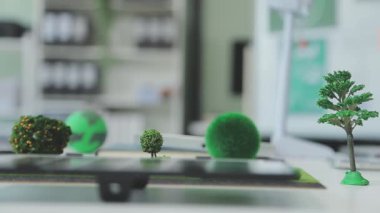 Yeşil bir bitkiyi tutan bir adamın elleri.