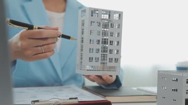 Ofiste çalışan emlakçı ya da sigortacı, emlak hizmetleri ve emlakçıların müşterilerine taksit ödemesi fikrine önem veriyor..