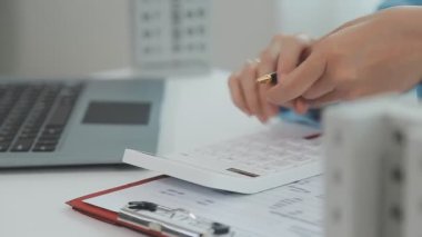 Ofiste çalışan emlakçı ya da sigortacı, emlak hizmetleri ve emlakçıların müşterilerine taksit ödemesi fikrine önem veriyor..