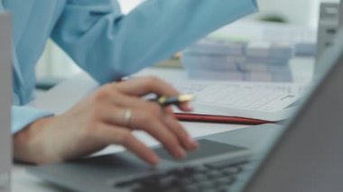 Kadın doktor elinde dizüstü bilgisayar tutuyor.